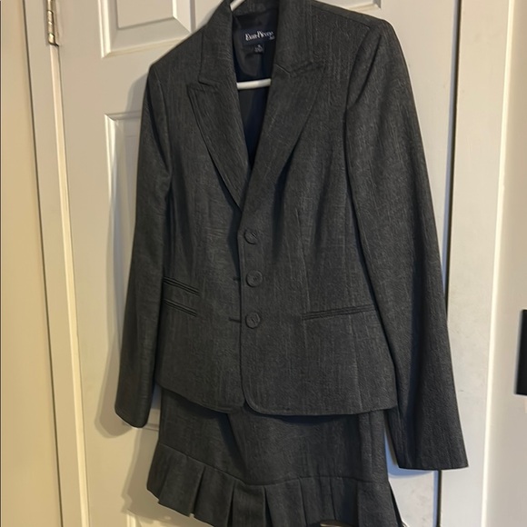 Evan-Picone Women's Matching Blazer and Skirt Suit - Picture 1 of 8